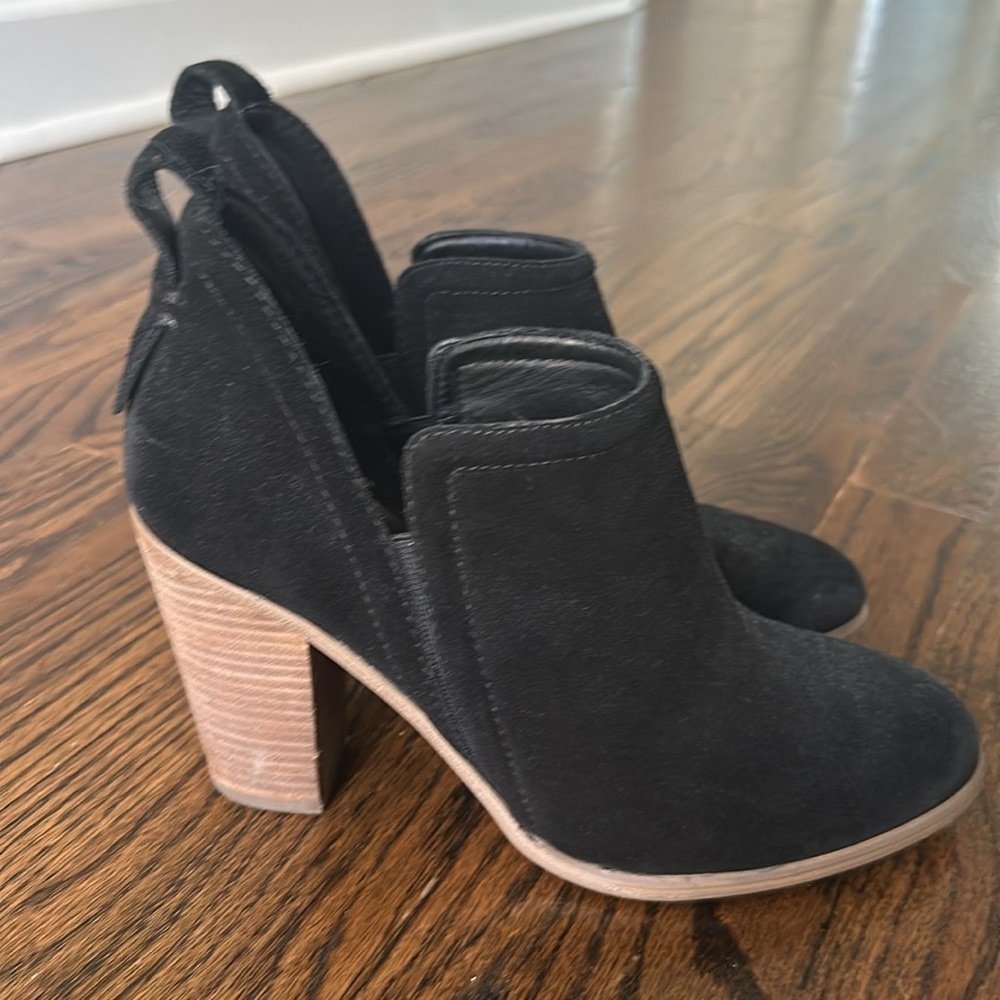 Vince Camuto black suede booties 7.5